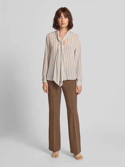 Vrouwenmodel draagt Regular fit broek met elastische band model 'FRANCOISE' van CAMBIO, dames wijdte broek, full body vooraanzicht.