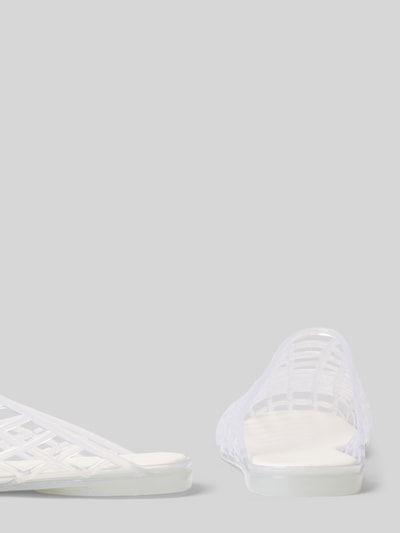 Produktfoto, Clogs in semitransparentem Design von BIANCO, abgerundete Spitze, flache Sohle, transparente Textur, weiße Farbe, Schlupfform