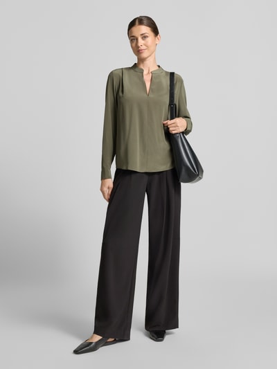Vrouwenmodel draagt Relaxed Fit Langarmbluse aus reiner Seide model 'Belindina' van BOSS in olijfgroen, zwarte broek, Ganzkörperaanzicht van voren, Dames Langarmbluse