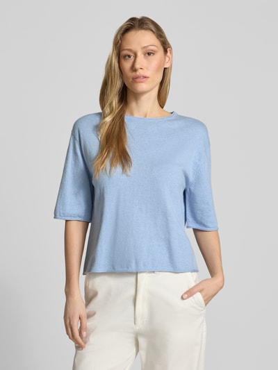 Frauenmodel trägt Oversized Pullover aus Baumwoll-Kaschmir-Mix von Tom Tailor, Optik: Unifarben, Passform: Oversized, Rundhals, Kurzarm, Rollsaum, Materialverarbeitung: Strick, Ganzkörperansicht von vorne.