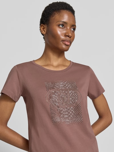 Vrouwenmodel draagt T-shirt met strass-steentjes van Lui Jo Sport, puur katoen, recht model, ronde hals, motiefprint, ruglengte maat S 60 cm, Nahaufnahme oberkörper