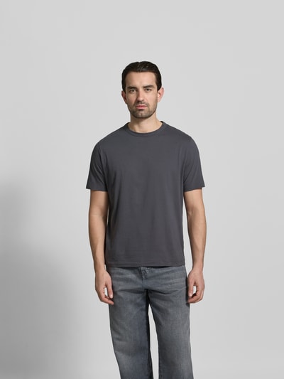 Męski model nosi Regular Fit T-Shirt aus reiner Baumwolle von Officine Générale, okrągły dekolt, krótki rękaw, kolor szary, długość tyłu w rozmiarze M: 66 cm, widok całej sylwetki z przodu.