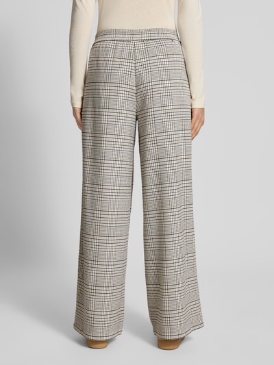 Frauenmodel trägt Weite Hose mit Viskose-Anteil von Marc O'Polo Denim, kariert, Wide Leg, elastischer Bund, Webware, Ganzkörperansicht Rückansicht.