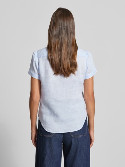 Vrouwenmodel draagt Regular Fit Leinenbluse aus reinem Leinen van Polo Ralph Lauren, look: effen, korte mouw, gevlamd garen, gestikt logo, overhemdkraag, V-hals, knoopsluiting, materiaal: linnen. Ganzkörperansicht achteraan.