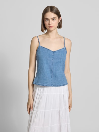 Frauenmodel trägt Top mit Leinen-Anteil in Denim-Optik Modell 'Dot' von JJXX, taillierte Passform, Spaghetti-Träger, Baumwoll-Mix, Ganzkörperansicht von vorne.