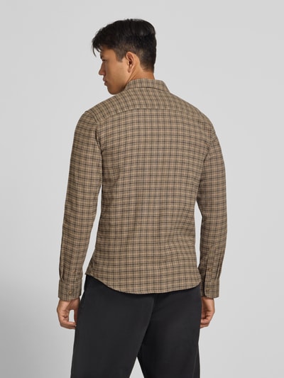 Männermodel trägt Slim Fit Freizeithemd aus reiner Baumwolle Modell 'GUDMUND' von ONLY, braun kariert, Ganzkörperansicht Rückansicht, Herren Freizeithemd von ONLY & SONS.
