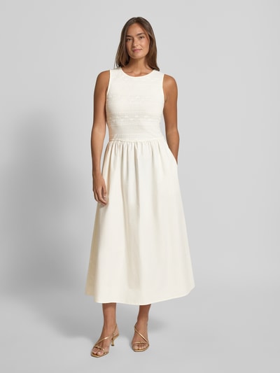 Frauenmodel trägt Maxikleid mit Spitze und Rundhalsausschnitt von Christian Berg Woman Selection in Creme, A-Linie, leichte Struktur, Ganzkörperansicht von vorne.