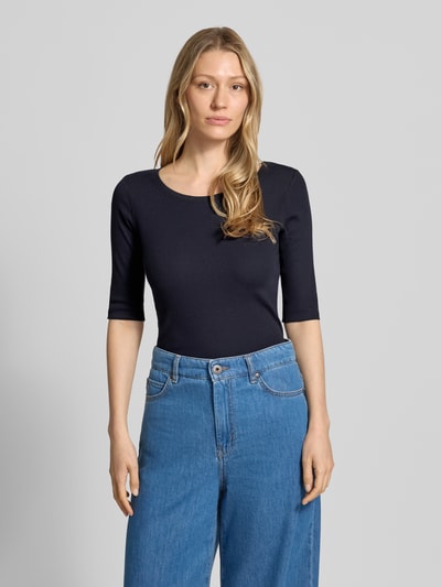 Frauenmodel trägt T-Shirt mit Ärmelaufschlag und Rundhalsausschnitt von Marc Cain aus Baumwoll-Mix mit Stretch-Anteil, Körpernaher-Schnitt, Feinripp, uni dunkelblau, Rückenlänge bei Größe 36: 62 cm, Ganzkörperansicht von vorne.