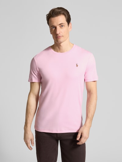 Männermodel trägt Regular Fit T-Shirt aus reiner Baumwolle von Polo Ralph Lauren in Optik: Unifarben mit Logo-Stitching, Nahaufnahme Oberkörper.