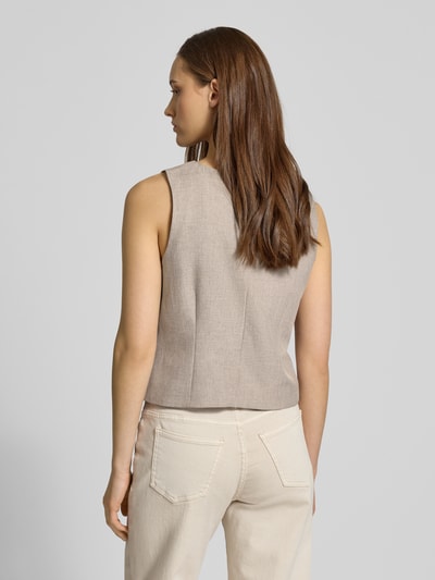 Modelka nosi Regular Fit Kamizelka z listwą guzikową model 'LINDA' od ONLY, efekt melanż, dekolt w serek, fason regular fit, zapięcie: listwa guzikowa, imitacja kieszeni z wypustkami, melanżowa faktura, widok całej sylwetki z tyłu.