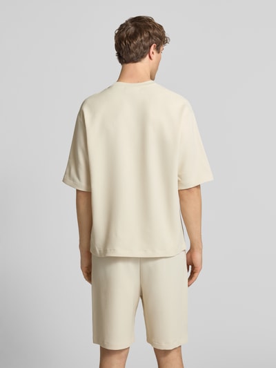 Männermodel trägt Regular-Fit T-Shirt in Plissee-Optik von REVIEW, Beige, Material-Mix mit Stretch-Anteil, Rückenlänge 68 cm, Ganzkörperansicht Rückansicht.