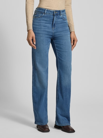 Vrouwenmodel draagt Jeans met 5-pocketmodel van Christian Berg Woman, katoen- en viscosemix met stretch, los model, knoop- en ritssluiting, blauwe kleur, binnenbeenlengte maat 36/32: 31 cm, bandwijdte: 15 cm, voorkant volledige beenlengte, Ganzkörperansicht von vorne.