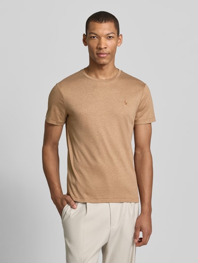 Männermodel trägt Regular Fit T-Shirt aus reiner Baumwolle von Polo Ralph Lauren in Optik: Unifarben mit Logo-Stitching, Ganzkörperansicht von vorne.