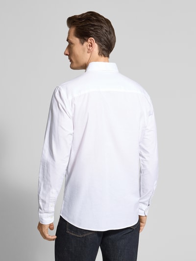 Männermodel trägt Slim Fit Freizeithemd aus reiner Baumwolle von MCNEAL, weiß, Button-Down-Kragen, Ganzkörperansicht Rückansicht.