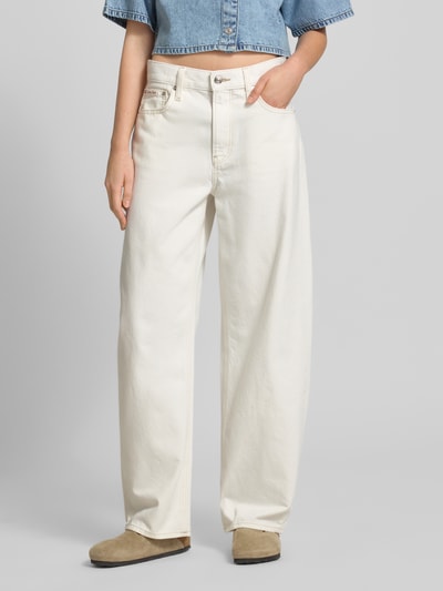 Frauenmodel trägt Barrel Jeans im 5-Pocket-Design mit Label-Detail von Calvin Klein Jeans in Offwhite, Baumwolle, Relaxed Fit, Ganzkörperansicht von vorne.