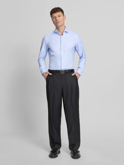 Männermodel trägt Regular Fit Businesshemd aus reiner Baumwolle von BOSS, Optik: Unifarben, Haifischkragen, Ganzkörperansicht von vorne.