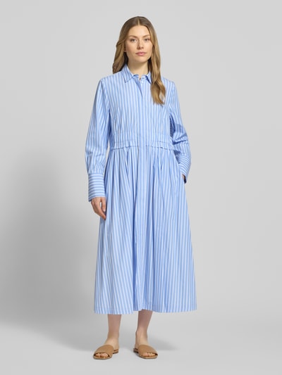 Frauenmodel trägt Regular Fit Midikleid mit Umlegekragen von WHITE LABEL in Blau-Weiß, gestreift, Baumwoll-Mix, Langärmelig, durchgehende Knopfleiste, taillierte Passform, Ganzkörperansicht von vorne. Rückenlänge 127 cm, Brustweite 48 cm, Ärmellänge 65 cm bei Größe 36.