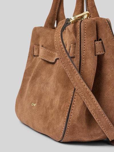 Produktfoto, braune Handtasche aus Leder mit goldfarbenem Label-Detail Modell 'JILL' von Abro, sichtbare Struktur und Tragehenkel, Kontext: Damen Handtasche mit Magnetverschluss, Hauptfach, Schulterriemen, Maße 24x18x11 cm, Riemen 125 cm.