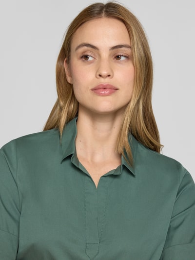 Frauenmodel trägt Hemdblusenkleid mit V-Ausschnitt von ROBE LÉGÈRE, Baumwoll-Mix, Hemdblusenkragen, grün, Nahaufnahme Oberkörper.