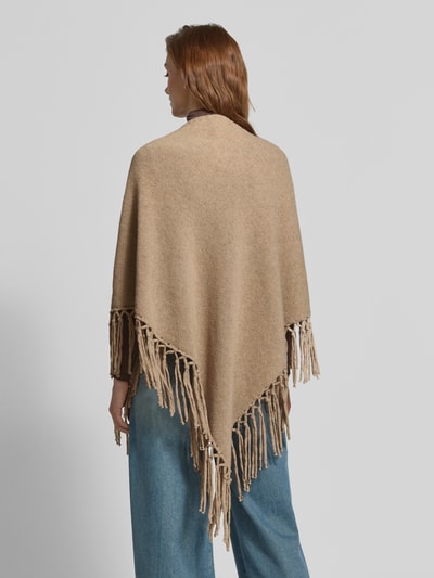 Vrouwenmodel draagt beige poncho uit pure scheerwol met franjes, Poncho uit pure scheerwol met franjes model 'TORNADO' van Weekend Max Mara, volledig beeld van achteren.