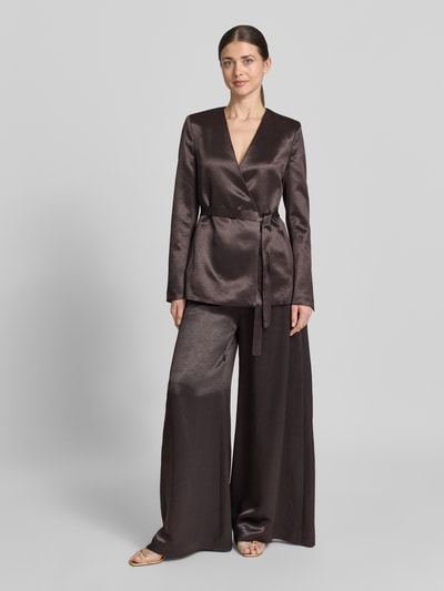 Frauenmodel trägt Regular Fit Weite HOSE mit Nahtreißverschluss Modell 'TORCAIN' von BOSS, Optik: Unifarben, Materialverarbeitung: Twill, Ganzkörperansicht von vorne.