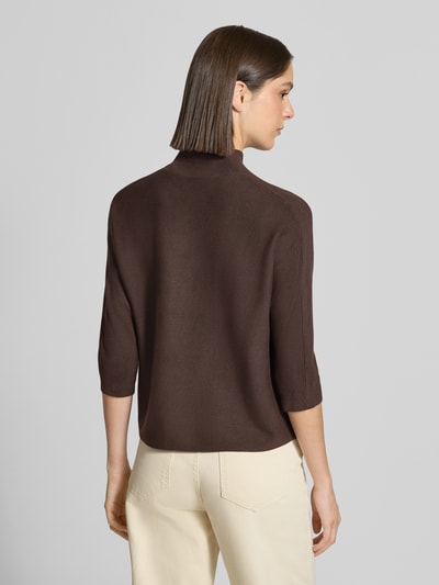 Frauenmodel trägt Regular Fit Sweatshirt aus Viskose-Mix von COMMA in Dunkelbraun, Strick-Optik, Stehkragen, 1/2-Arm, Rückenansicht.