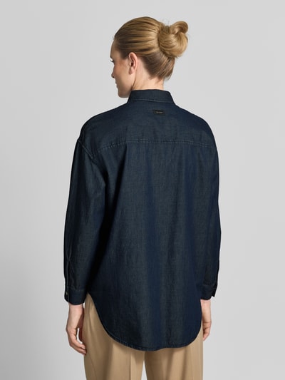 Frauenmodel trägt Relaxed Fit Hemdbluse in Denim-Optik von ARMANI EXCHANGE aus reiner Baumwolle, dunkles Blau, Rückenansicht, Ganzkörperansicht Rückansicht.