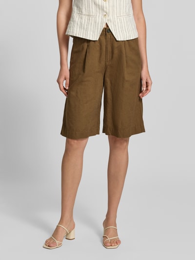 Kobiece modelka nosi Regular Fit Bermudas aus Leinen-Baumwoll-Mix od s.Oliver RED LABEL, efekt: jednolity kolor, krój regular fit, wysoki stan, naszywka z logo, szlufki na pasek, zapięcie na guzik i ukryty zamek błyskawiczny, kieszenie boczne i kieszeń z tyłu, wykończenie materiału: tkana faktura, mieszanka lnu i bawełny; widok całej sylwetki z przodu.