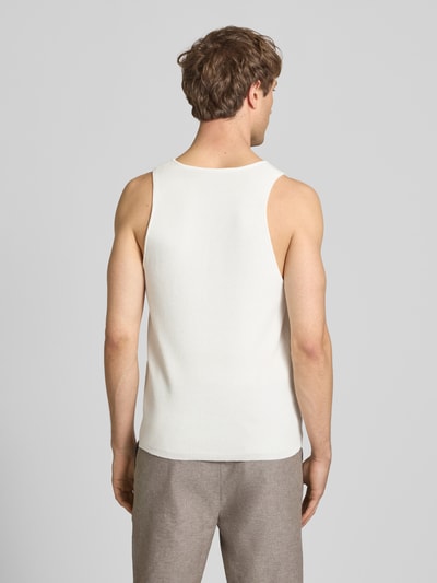 Männermodel trägt Regular Fit Tank Top aus Viskose-Mix Modell 'CHRIS' von Only & Sons, Feinstrick, uni weiß, Ganzkörperansicht Rückansicht.