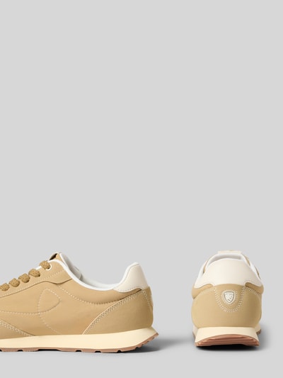 Produktfoto, Sneaker mit Logo-Detail Modell 'Swink' von Blauer USA: beige Töne, abgerundete Passform, Schnürverschluss, profilierte Sohle, Absatzhöhe 2 cm, Schafthöhe 8 cm, Schaftweite 9 cm, weiche Textur, klare Linien, Fokus auf Rückansicht und seitlicher Ansicht.