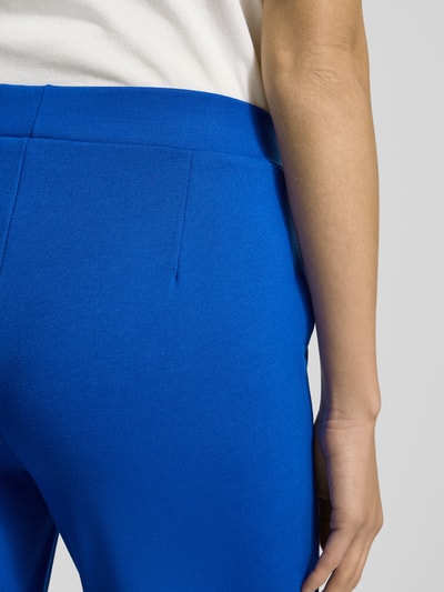Kobiece modelka nosi Stoffhose mit elastischem Bund von Smith and Soul w intensywnym niebieskim kolorze, materiał z domieszką wiskozy, prosty krój, elastyczny pas, francuskie kieszenie, szerokość w rozmiarze S: 39 cm, długość nogawki od wewnątrz w rozmiarze S: 84 cm, zbliżenie na dolną część pleców i biodro, ujęcie detailowe.