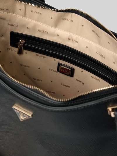 Produktfoto, Tote Bag aus Leder-Imitat Modell 'Gilda' van GUESS in zwart met goudkleurige logodetail, hoofdvak met ritssluiting, schouderband, breedte 38 cm, lengte 28 cm, diepte 14 cm, bandlengte 64 cm, gevoerd met logoprint, context: Dames tas van GUESS