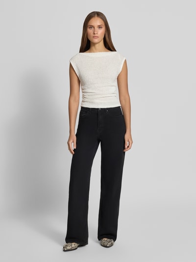 Frauenmodel trägt Wide Leg Jeans aus Baumwoll-Mix Modell 'JUICY' von ONLY, Damen Barrel Jeans, schwarze Farbe, Ganzkörperansicht von vorne.