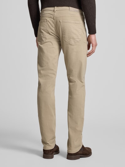 Männermodel trägt Jeans mit 5-Pocket-Design von MCNEAL in Beige, Gerader-Schnitt, Bio-Baumwoll-Mix mit Stretch-Anteil, Ganzkörperansicht Rückansicht.