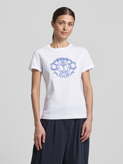 Vrouwenmodel draagt Regular Fit T-shirt met strass-steentjes model 'Tulya' van JOOP!, puur katoen, logoprint, ronde hals, ruglengte maat 36: 62 cm, voorkant bovenlichaam close-up.