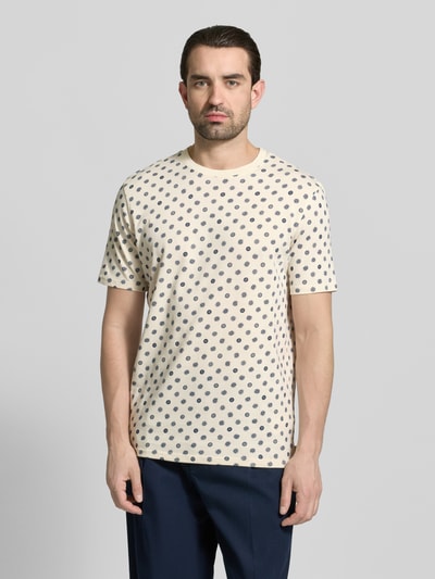 Männermodel trägt T-Shirt im Allover-Look mit Rundhalsausschnitt von Scotch & Soda, Herren T-Shirt Reine Baumwolle Regular-Fit, Rückenlänge 71 cm, Ganzkörperansicht von vorne.