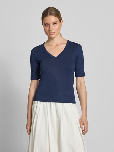 Frauenmodel trägt Regular Fit T-Shirt aus Leinen-Mix Modell 'OPZIONE' von Weekend Max Mara in Dunkelblau, V-Ausschnitt, Kurzarm, Feinstrick, Ganzkörperansicht von vorne.