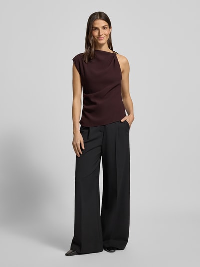 Frauenmodel trägt Blusentop in asymmetrischem Design Modell 'JOIA' von Mango, tailliert, ärmellos mit Stehkragen, Ganzkörperansicht von vorne.