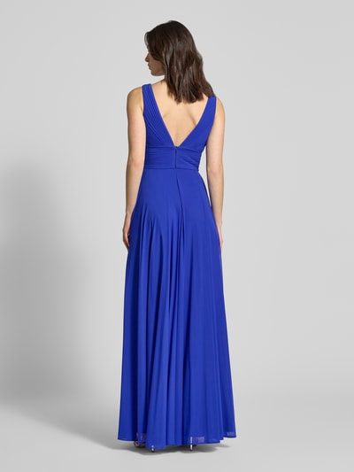 Frauenmodel trägt Abendkleid mit tiefem Herz-Ausschnitt von Mascara in kräftigem Blau, Maxilänge, taillierte Passform, Rückenansicht, Ganzkörperansicht.