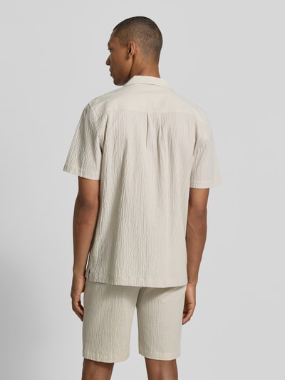 Männermodel trägt Modern Fit Freizeithemd mit Brusttaschen von Lindbergh aus Baumwoll-Mix mit Stretch-Anteil und Strukturmuster, Ganzkörperansicht Rückansicht.