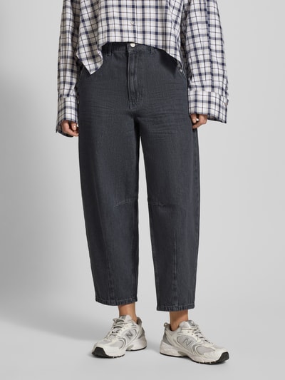 Frauenmodel trägt Jeans mit französischen Eingrifftaschen von Smith and Soul, Reine Baumwolle, Lockerer-Schnitt, Gesäßtaschen, Knopf-Reißverschluss, Bundweite 38 cm, Innenbeinlänge 65 cm, dunkelblaue Farbe, glatte Textur, Ganzkörperansicht von vorne.