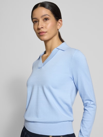 Vrouwenmodel draagt Regular Fit Longsleeve uit viscosemix met polokraag van Christian Berg Woman, lichtblauw, taille-accentuerend, gebreide look, lange mouwen, comfortabele regular fit, close-up bovenlichaam