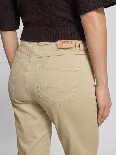 Frauenmodel trägt Hose in verkürzter Passform Modell 'Ornella' von Angels aus Baumwoll-Mix mit Stretch-Anteil, Eingrifftaschen, Bundweite 40 cm bei Größe 36, Detailaufnahme Rückansicht.