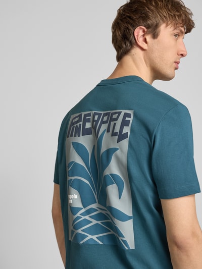 Männermodel trägt Relaxed Fit Oversized Shirt aus reiner Baumwolle von Marc O'Polo Denim in Optik: Unifarben mit Label-Print, Ganzkörperansicht Rückansicht.