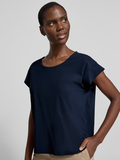 Frauenmodel trägt Damen T-Shirt mit Relaxed-Fit und Rundhalsausschnitt, Modell 'GRIT' von Raffaello Rossi, Material-Mix mit Stretch-Anteil, Rückenlänge 58 cm in Größe 36, schlichtes Dunkelblau, glatte Textur, Nahaufnahme Oberkörper.
