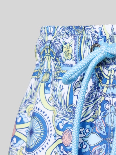 Produktfoto, Badehose im Allover-Look Modell 'Sicilia' von BOARDIES mit buntem, ornamentalen Muster, Kordelzug und elastischem Bund, Detailaufnahme