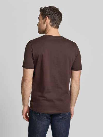 Mannelijk model draagt Regular Fit T-shirt uit pure katoen van s.Oliver RED LABEL in effen kleuren, labelprint, korte mouw, ronde hals, Ganzkörperansicht Rückansicht.