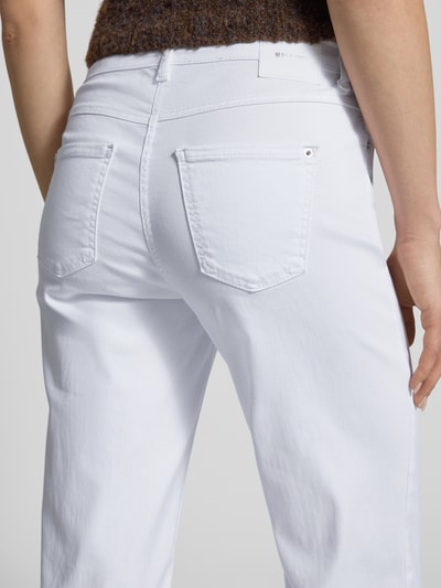 Kobiece modelka nosi białe jeansy Wide Leg Jeans mit Eingrifftaschen Modell 'Dream' od MAC z mieszanki bawełny i modalu, detal tylnej części, zdjęcie z tyłu