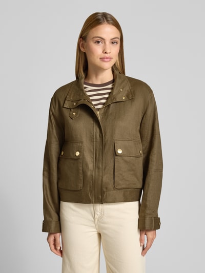 Frauenmodel trägt Relaxed Fit Utility-Jacke aus reinem Leinen von Tommy Hilfiger, Optik: Unifarben, mit Stehkragen, Pattentaschen, verdecktem Reißverschluss und Druckknopfleiste, Material: Leinen, Logo-Applikation aus Metall, Ganzkörperansicht von vorne.