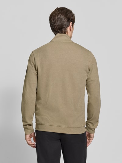 Männermodel trägt Regular Fit Jacke aus Baumwoll-Mix Modell 'SELANIK' von LERROS in Beige, glatte Textur, Ganzkörperansicht Rückansicht, Herren Jacke mit Reißverschluss und Eingrifftaschen, Rückenlänge 69 cm, Ärmellänge 65 cm.